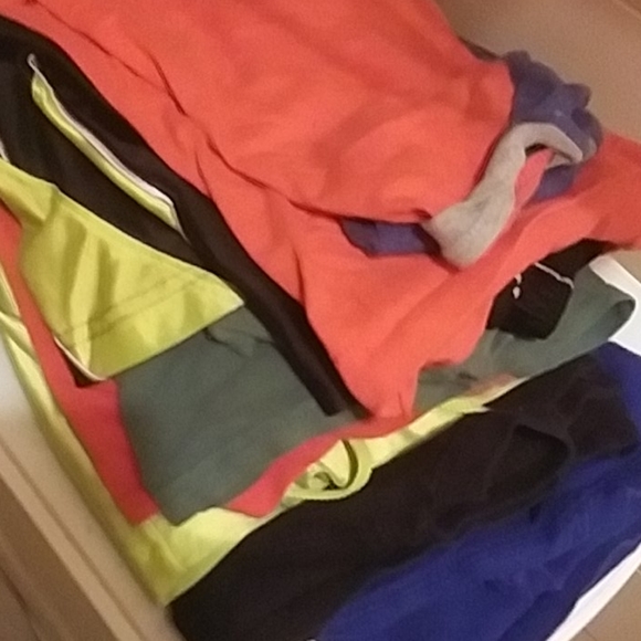 Im selling some cloths that dont fit me anymore. - Picture 9 of 9